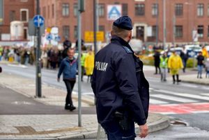 Na zdjęciu policjant stojący na skrzyżowaniu