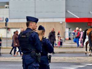 Na zdjęciu policjant i policjanta stojący na na ulicy w trakcie zabezpieczenia