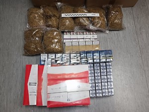 Na zdjęciu paczki papierosów i tytoń w workach