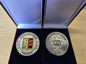 Na zdjęciu medal z okazjo stulecia kobiet w Policji