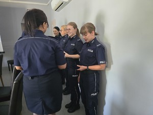 Na zdjęciu komendant wręczający medale policjantkom