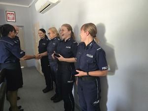 Na zdjęciu komendant wręczający medale policjantkom