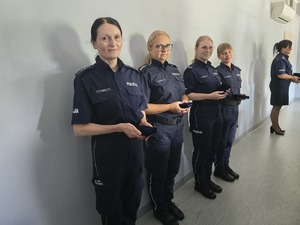 Na zdjęciu cztery uhonorowane policjantki z medalami w rękach