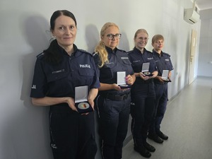 Na zdjęciu cztery uhonorowane policjantki z medalami w rękach
