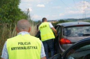 Technik kryminalistyki i policjant wydziału kryminalnego