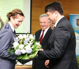 Nagrodę dla najlepszej dzielnicowej wręcza Starosta Cieszyński