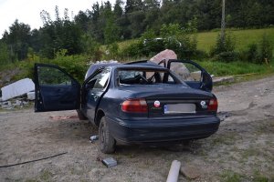 Uciekał fordem z miejsca kolizji i uderzył w głaz. Wrak samochodu przy kamieniołomie