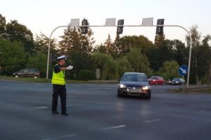 policjant kieruje ruchem