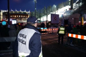 Policjanci zabezpieczali skoki narciarskie