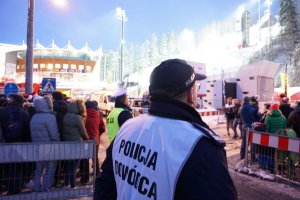 Policjanci zabezpieczali skoki narciarskie