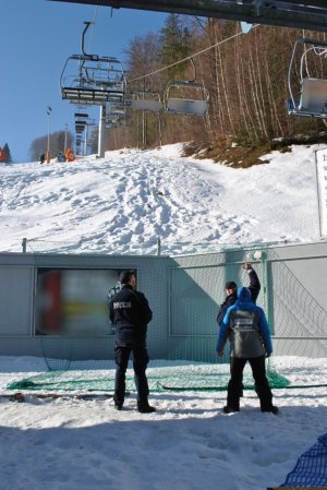 policjanci prowadzą oględziny miejsca wypadku na stoku narciarskim
