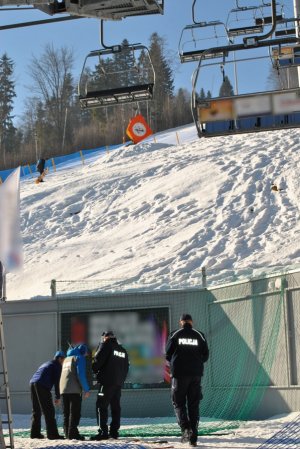 policjanci prowadzą oględziny miejsca wypadku na stoku narciarskim