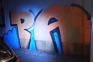 grafika,noc,graffiti na ścianie oświetlone niebieskim światłem,litery PA