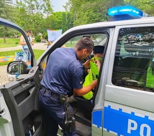 grafika-plener, dzień ,słońce, policjanci , turyści