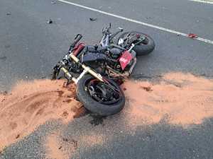 zdjęcie-uszkodzony motocykl lezy na drodze, wokół plama oleju