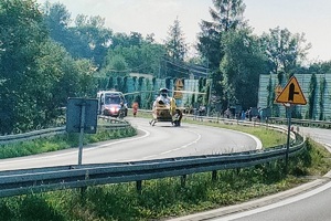 zdjęcie- śmigłowiec Lotniczego Pogotowia Ratunkowego na drodze, gdzie doszło do wypadku