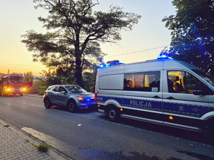 oznakowany oraz nieoznakowany radiowóz policji na miejscu zdarzenia