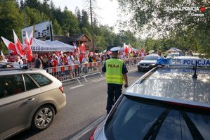 zdjęcie-dzień, droga, kibice podążający w kierunku skoczni