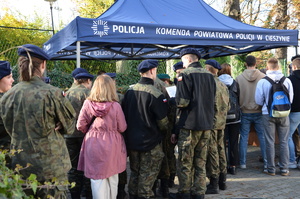 zdjęcie, dzień , młodzież ogląda stoiska z policyjnym sprzętem