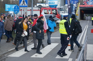 policjant kieruje ruchem na drodze, dzień , pochmurno