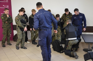 policjanci i uczniowie podczas prezentacji zawodu policji w sali