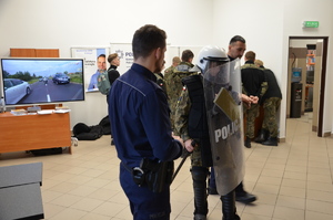 policjanci i uczniowie podczas prezentacji zawodu policji w sali