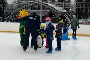 policjanci z dziećmi na lodowisku, pochmurno