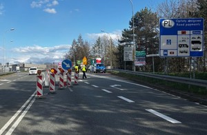 dzień ,policjanci na zjeździe z drogi, gdzie kontrolują pojazdy, słonecznie