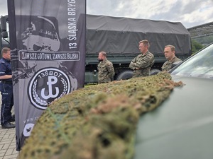 stoiska służb mundurowych, słonecznie, parking przy boisku