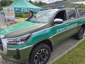 stoiska służb mundurowych, słonecznie, parking przy boisku