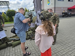 stoiska służb mundurowych, słonecznie, parking przy boisku
