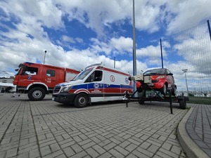 stoiska służb mundurowych, słonecznie, parking przy boisku