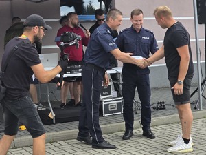 komendant wręcza puchar o raz nagrody, gratuluje ściskając dłoń