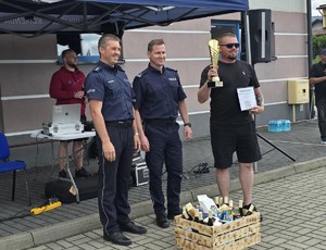 komendant wręcza puchar o raz nagrody, gratuluje ściskając dłoń