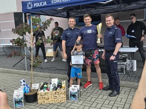 komendant wręcza puchar o raz nagrody, gratuluje ściskając dłoń