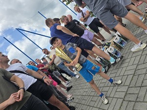 chłopiec trzyma puchar, pozuje do zdjęcia