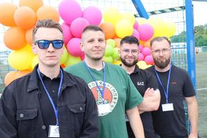 uczestnicy bawią się i korzystają z atrakcji