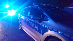 radiowóz policji w nocy