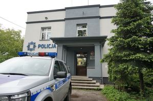 komisariat w Ustroniu i samochód policji w przed nim