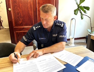 komendant i burmistrz podpisują dokumenty