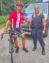 Filip w trasie na rowerze przed zabytkami i z policjantka u boku