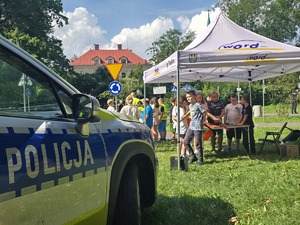 pojazdy służb, słonecznie, park