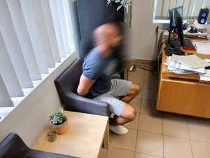 zatrzymany w kajdankach