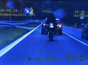 kadr  nagrania pościgu motocyklisty