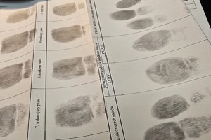 karta z odbitkami palców