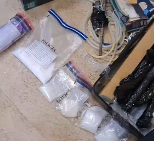 zabezpieczone narkotyki, chemikalia oraz sprzęt do wytwarzania narkotyków