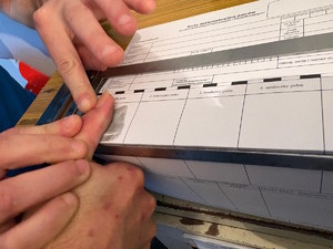 zdjęcie dłoni, pobieranie odbitek palców