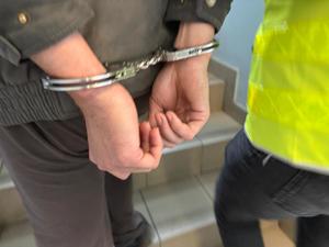 kajdanki na rekach z tyłu