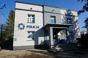 budynek Komisariatu Policji w Ustroniu, słonecznie