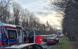droga , służby ratownicze, uszkodzone auto, pochmurno, dzień